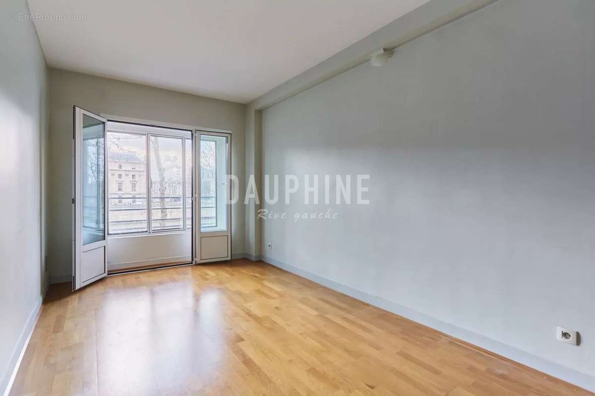 Appartement à PARIS-1E