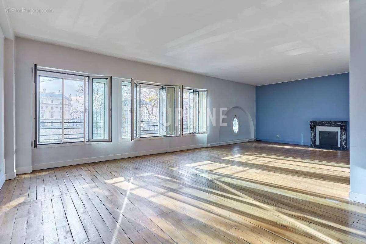 Appartement à PARIS-1E