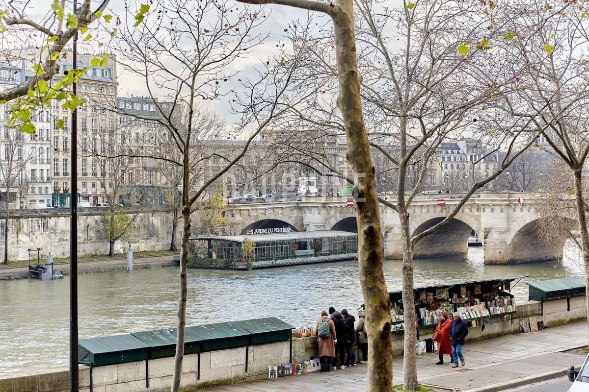 Appartement à PARIS-1E