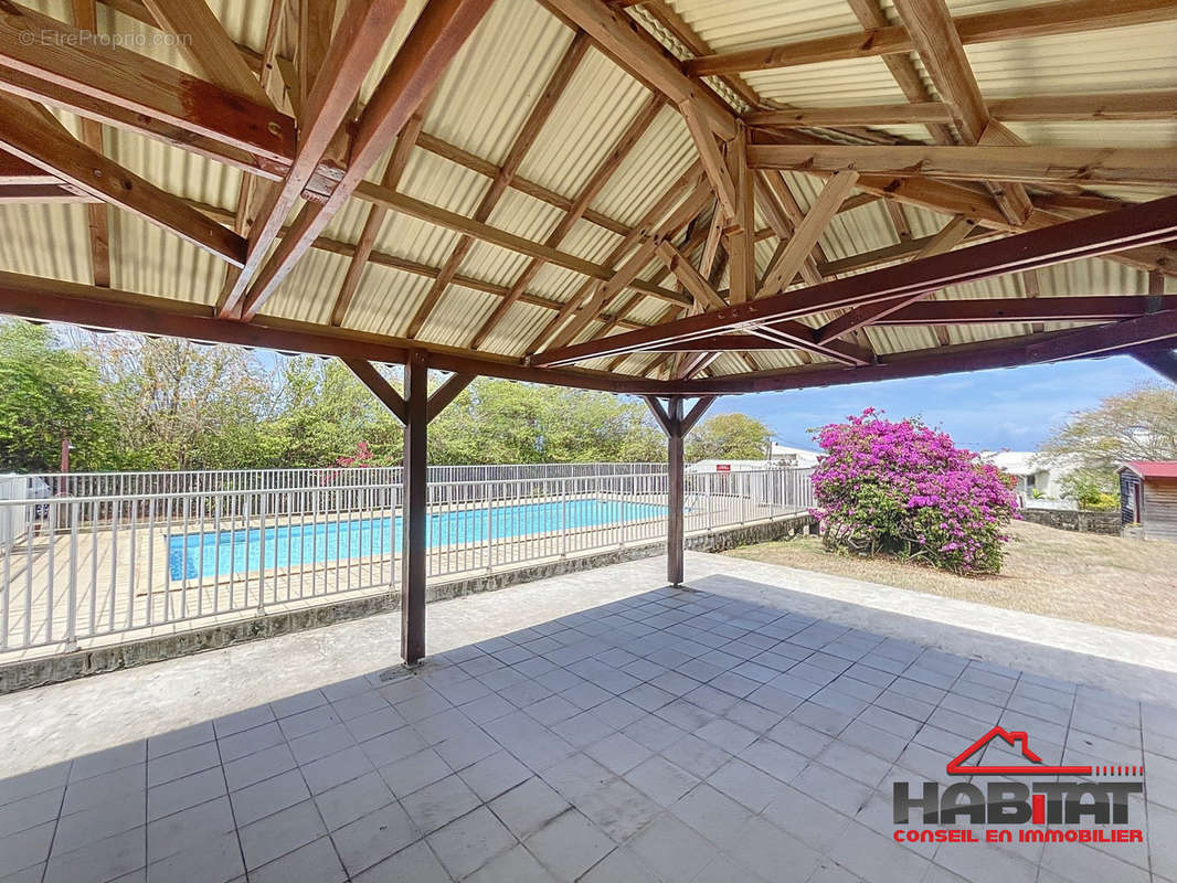 Carbet à côté de la piscine - Appartement à SAINTE-LUCE