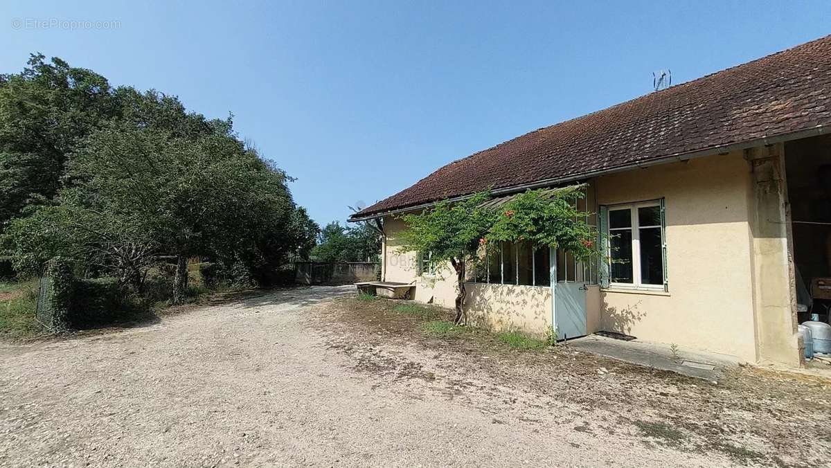 Maison à LESCHEROUX