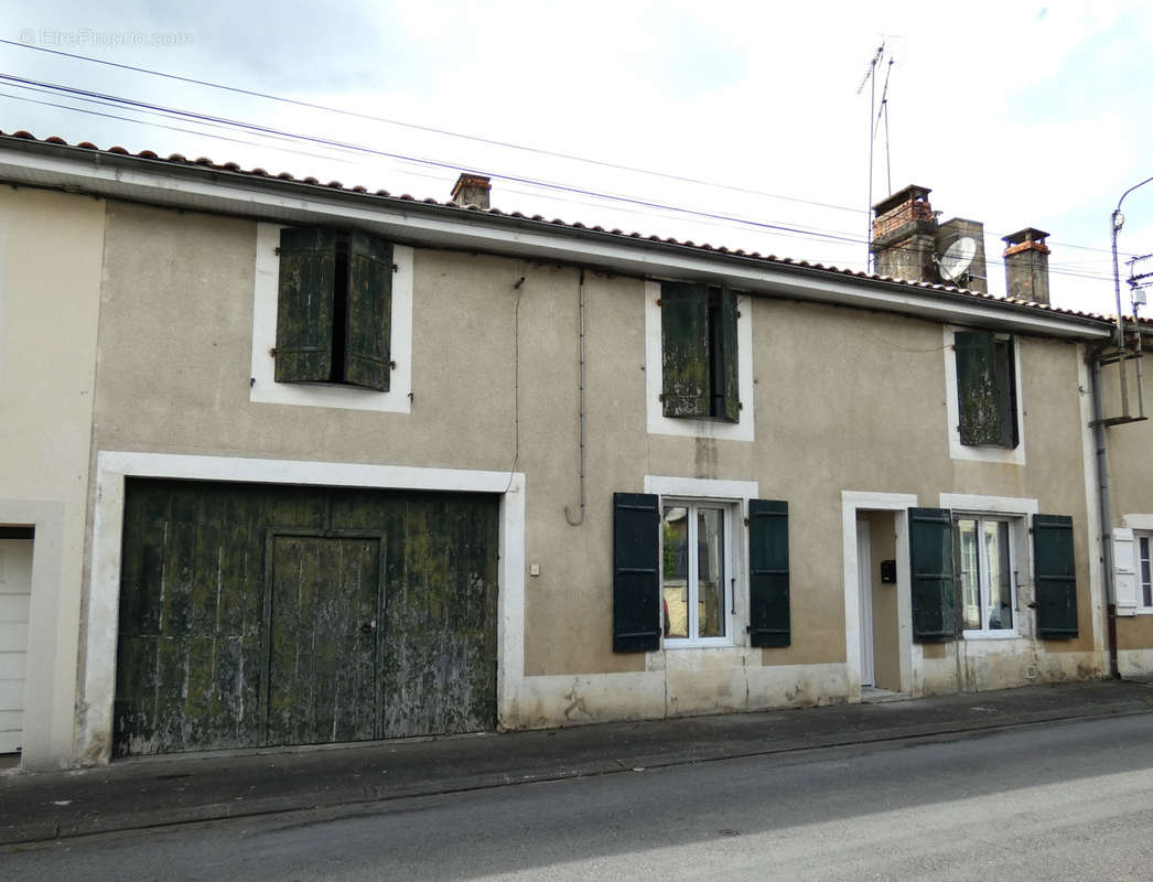 Maison à CHASSENEUIL-SUR-BONNIEURE