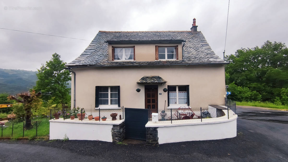 Maison à ENTRAYGUES-SUR-TRUYERE