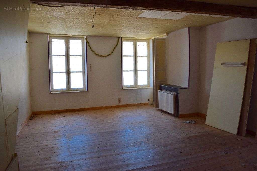 Appartement à AINAY-LE-CHATEAU