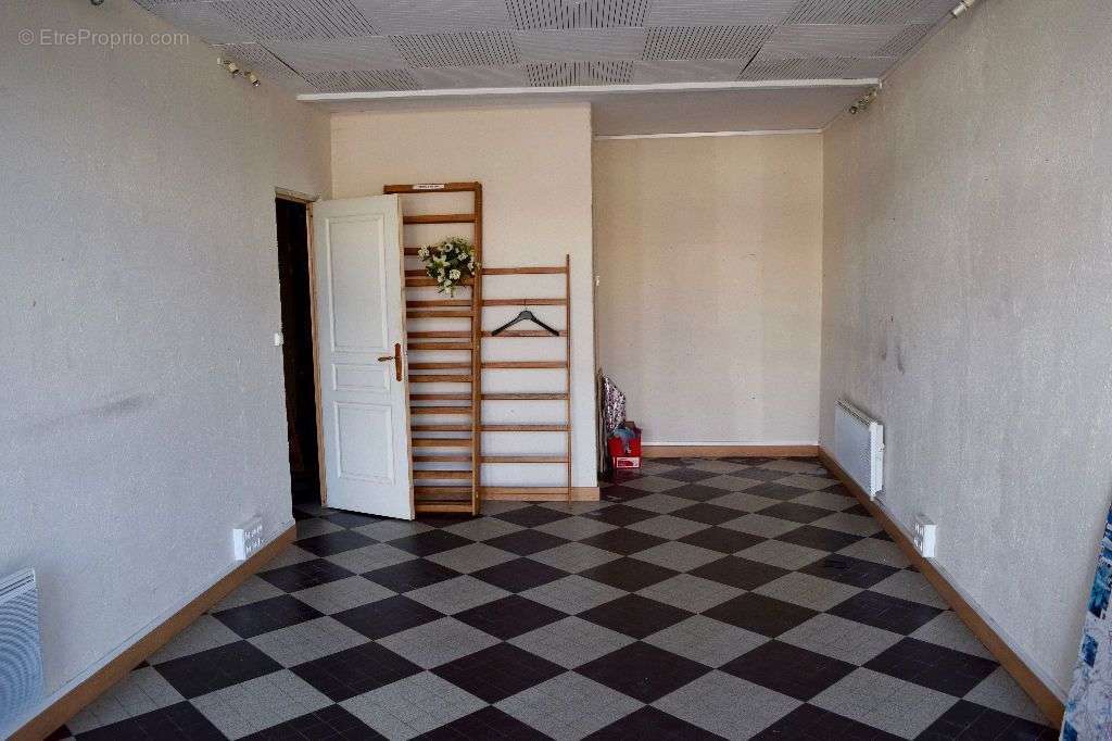 Appartement à AINAY-LE-CHATEAU