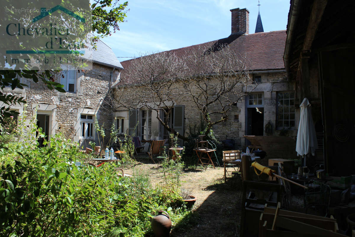 Maison à ARTHONNAY