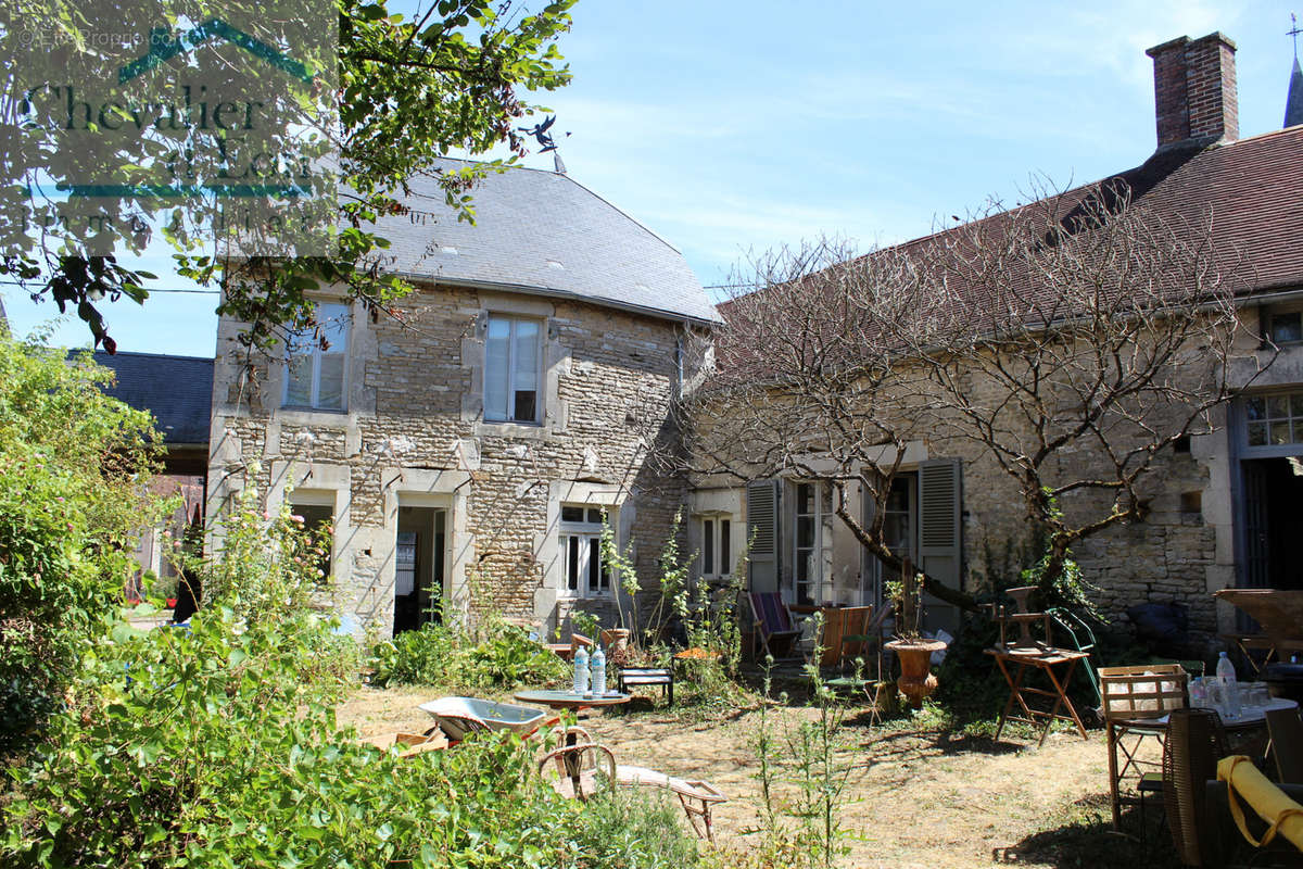 Maison à ARTHONNAY