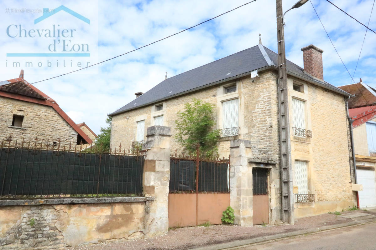 Maison à ARTHONNAY