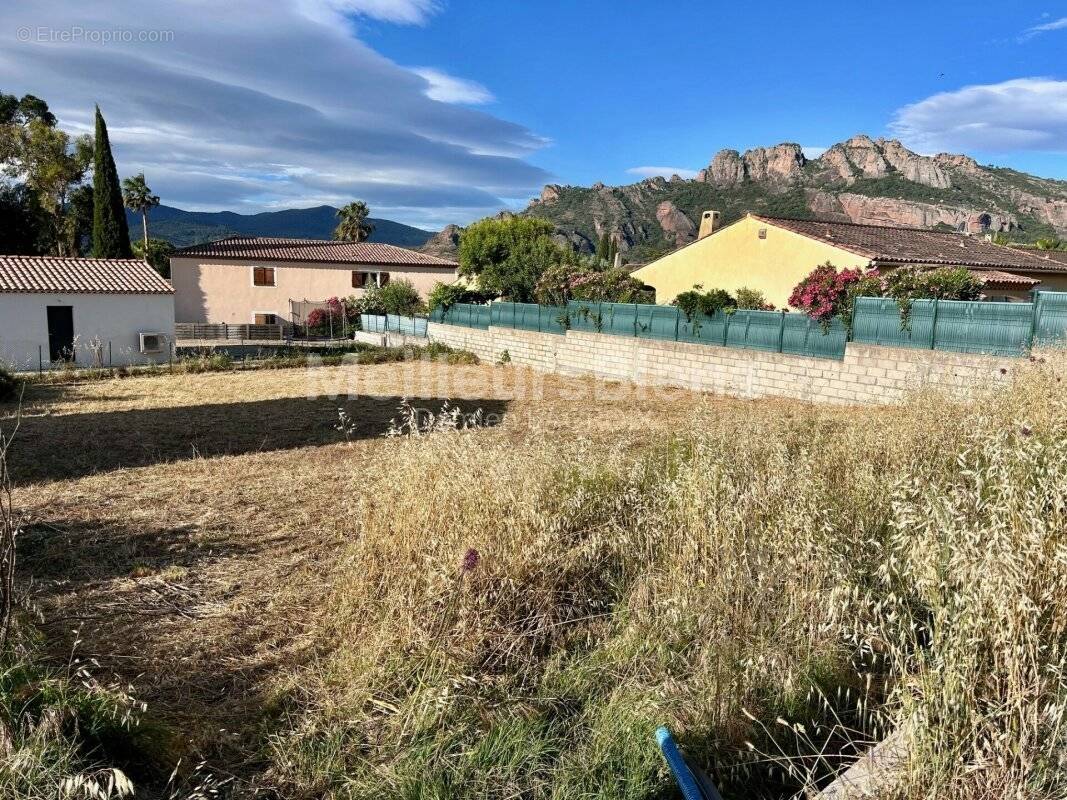 Terrain à ROQUEBRUNE-SUR-ARGENS