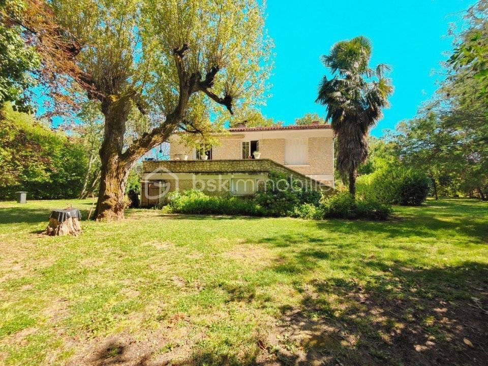 Maison à SAINT-MEDARD-DE-GUIZIERES