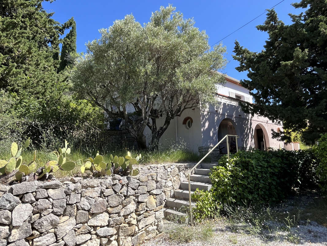 Maison à LE REVEST-LES-EAUX