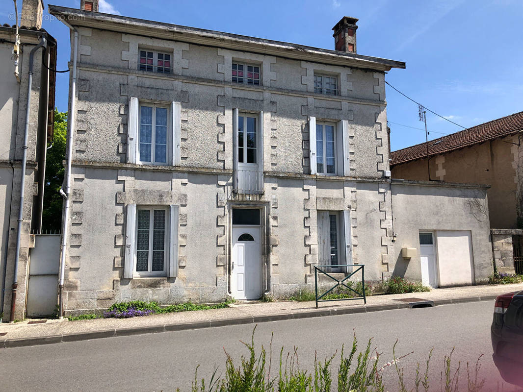 Maison à MONTMOREAU-SAINT-CYBARD