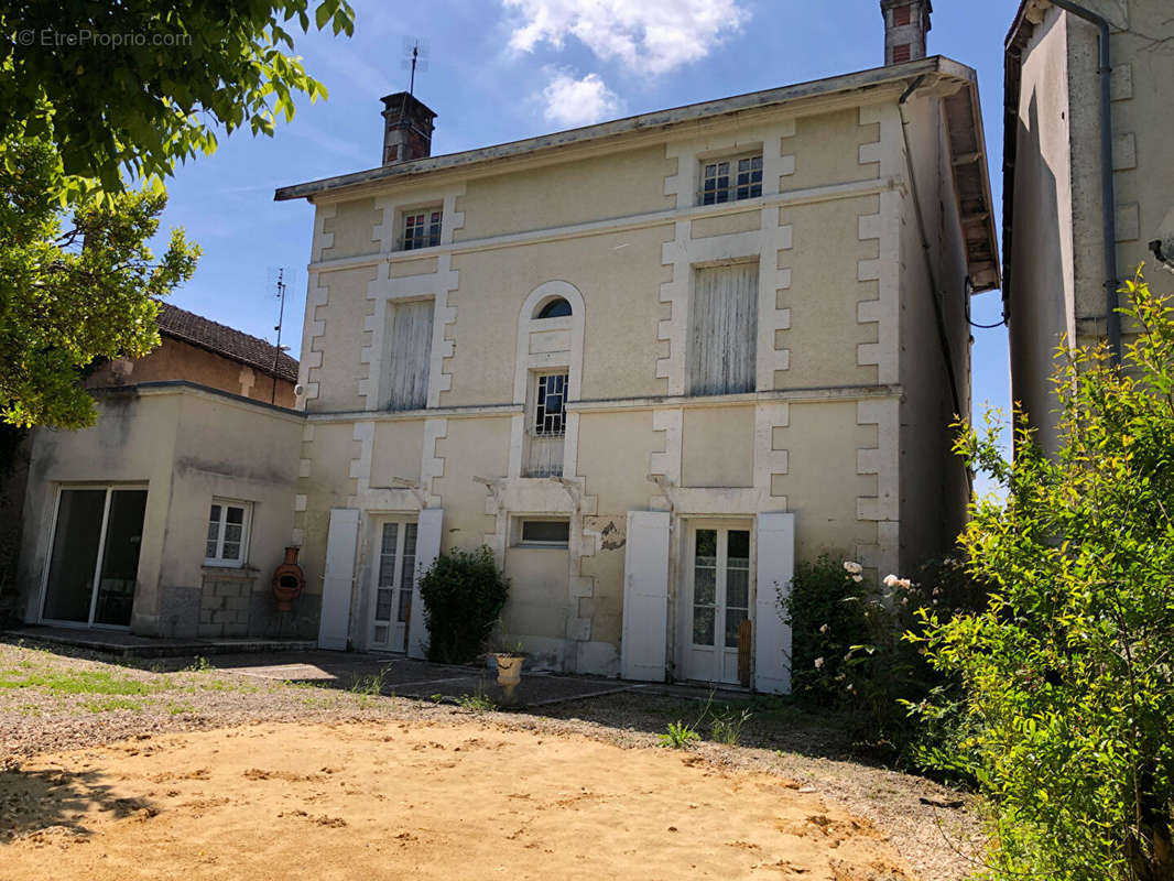 Maison à MONTMOREAU-SAINT-CYBARD