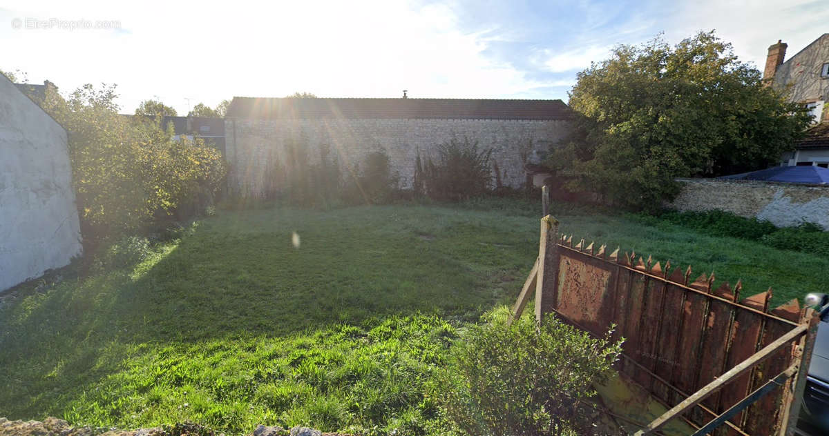 Terrain à CHALETTE-SUR-LOING