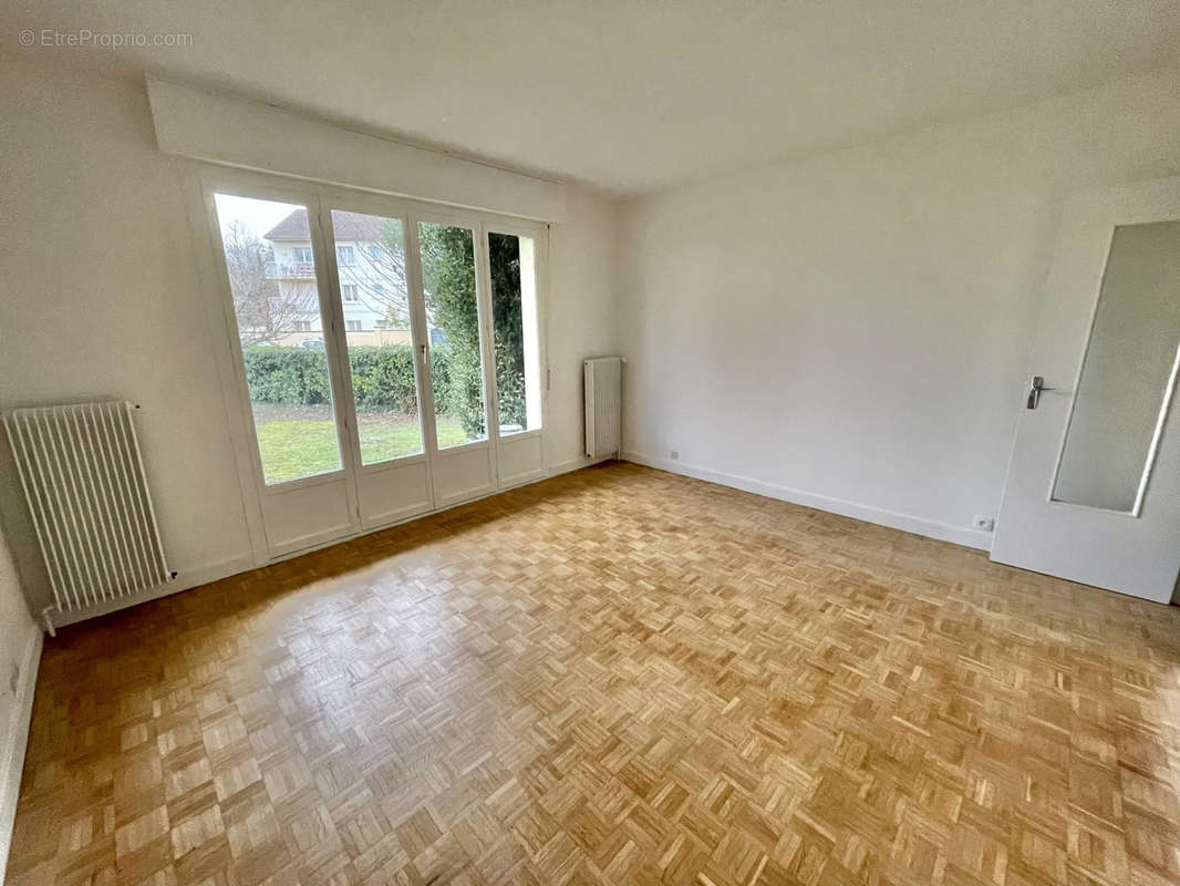 Appartement à VENEUX-LES-SABLONS