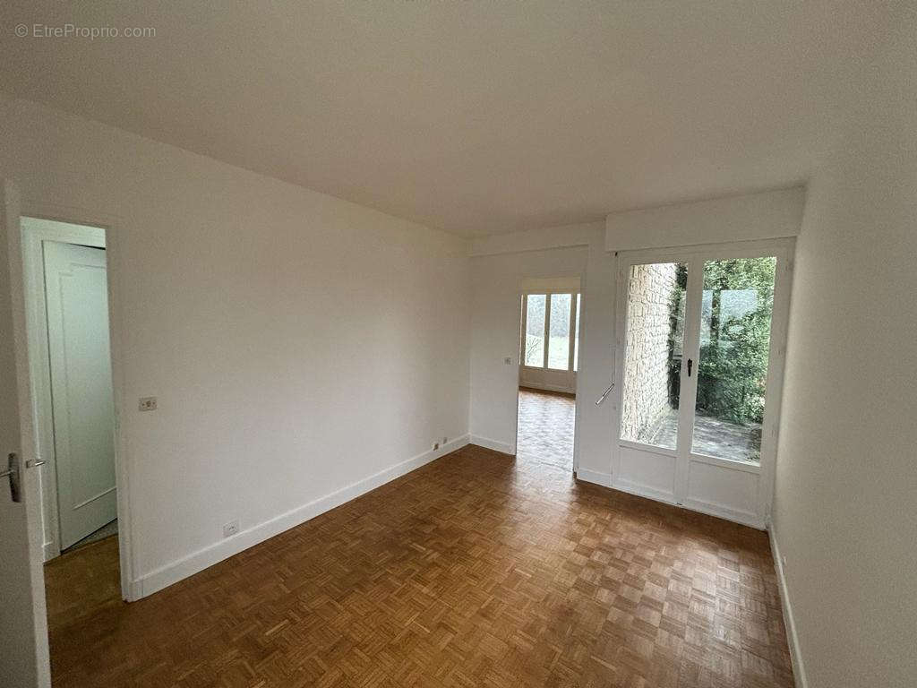 Appartement à VENEUX-LES-SABLONS