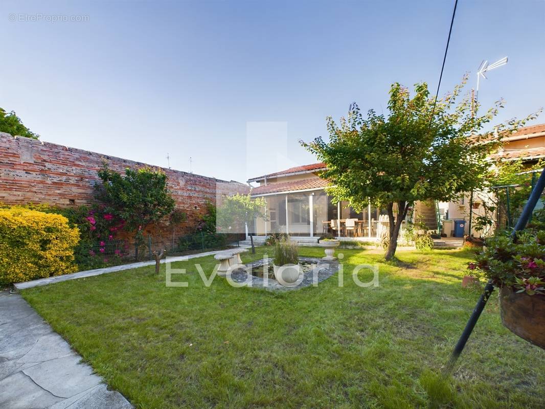 Jardin sans vis à vis, arboré, comprenant un bassin avec poissons, un puits et mur en brique foraine. - Maison à TOULOUSE