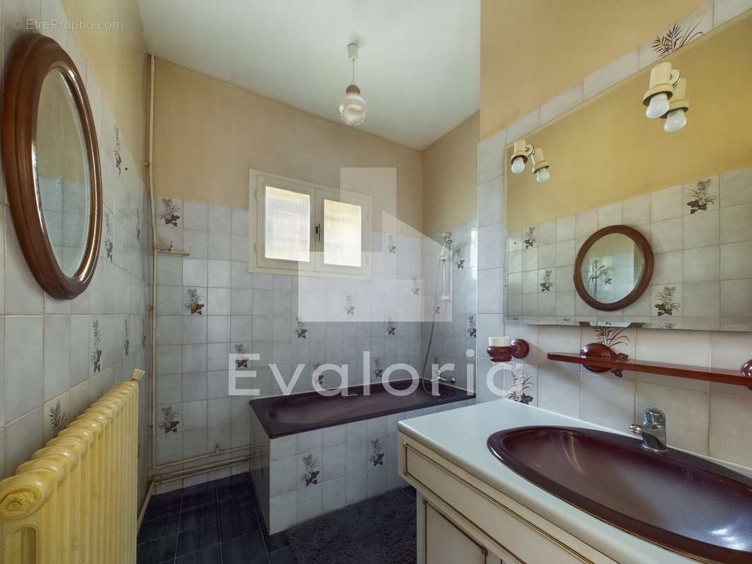 Salle de bain de 5,50 m², non aveugle, avec baignoire, bidet et meuble vasque. - Maison à TOULOUSE