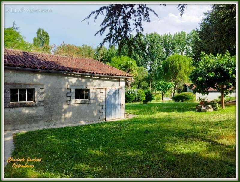 Maison à MONTMOREAU-SAINT-CYBARD