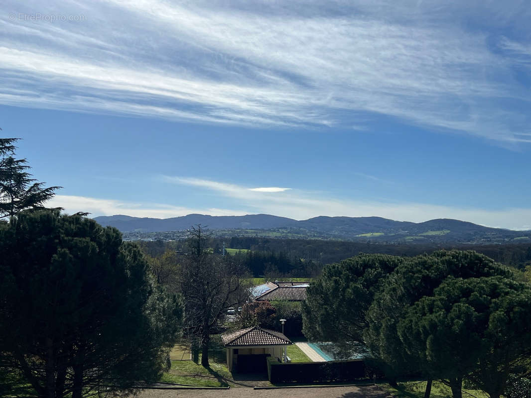 Appartement à CHARBONNIERES-LES-BAINS