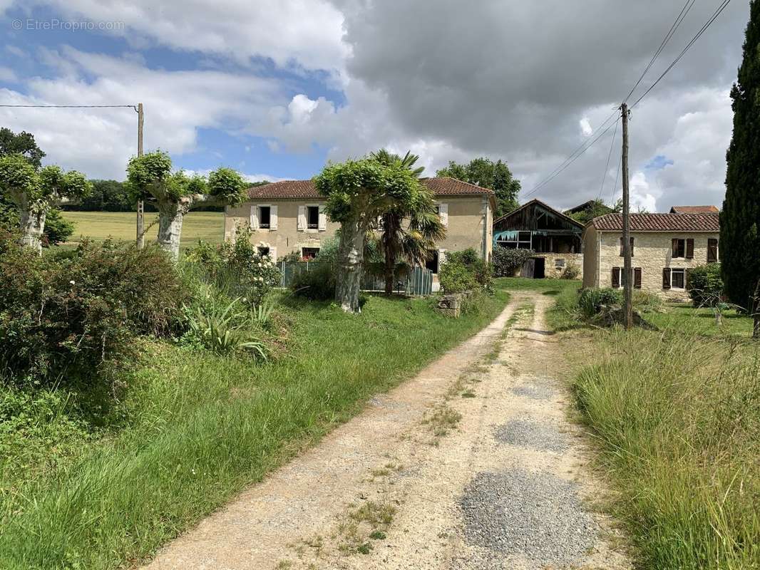 allée entrée du hameau - Maison à JEGUN