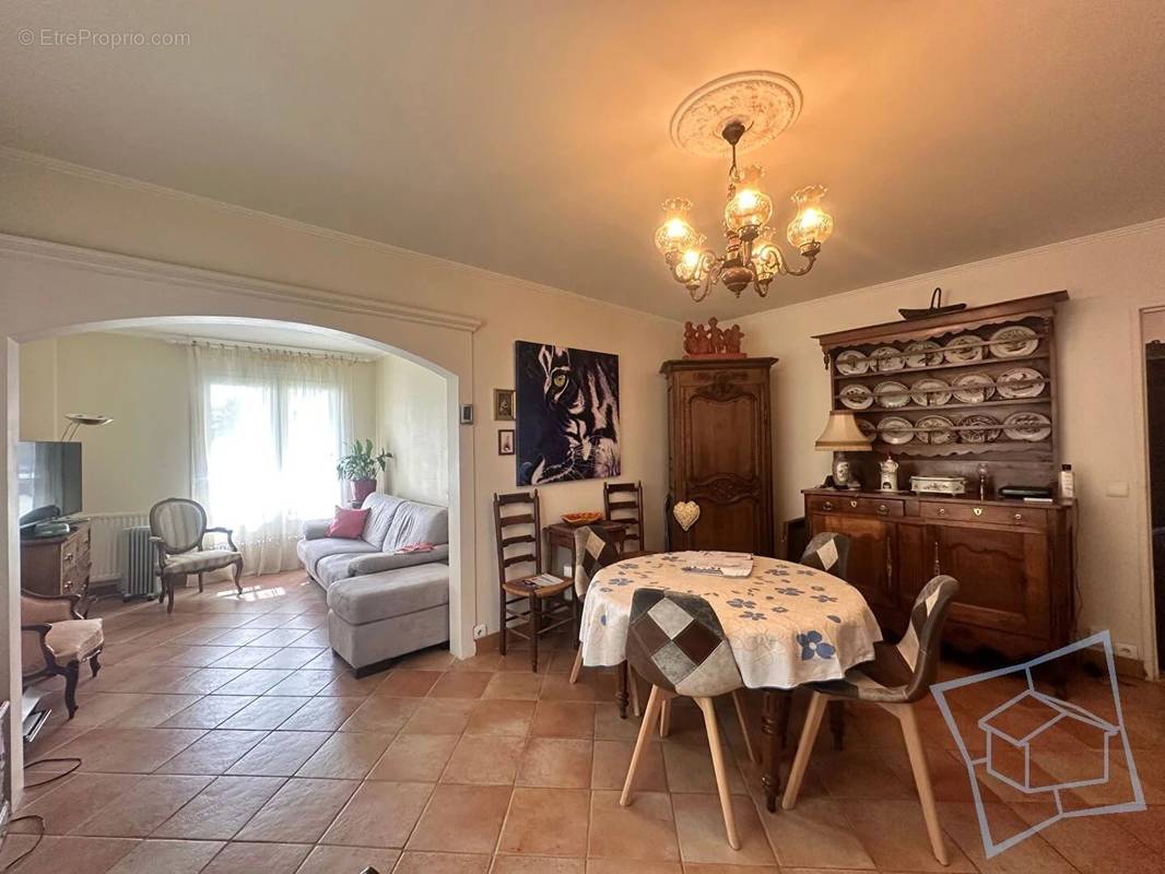 Appartement à MAGNY-LES-HAMEAUX