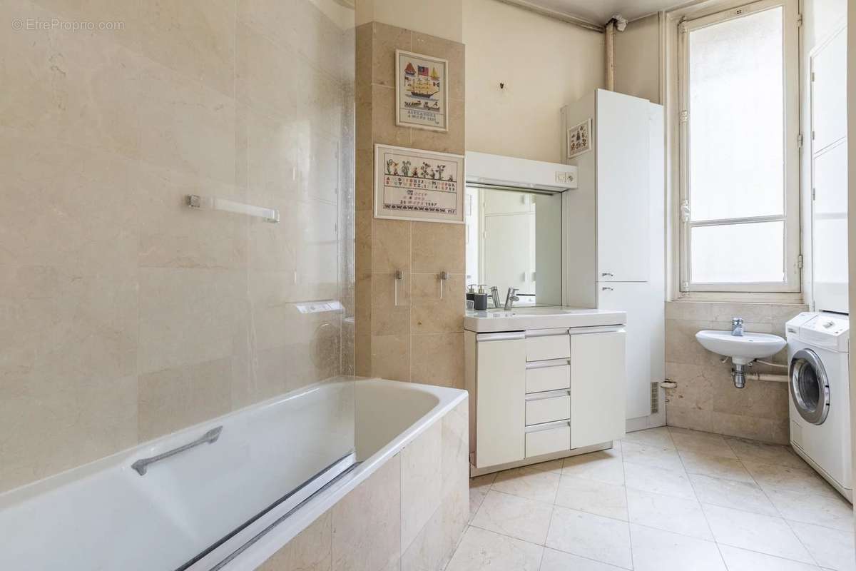 Appartement à PARIS-17E