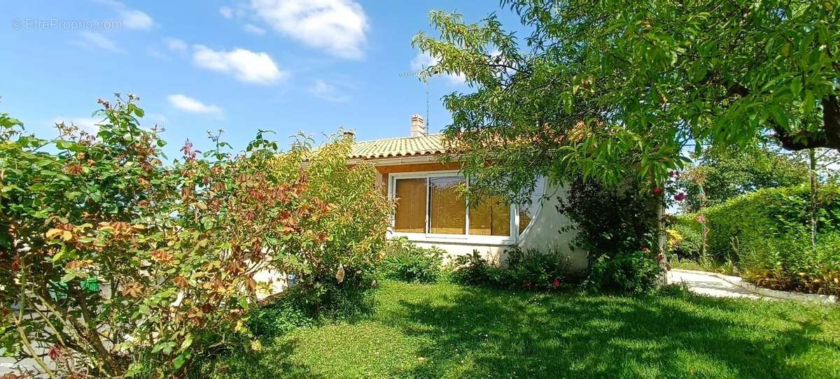 Maison à ROULLET-SAINT-ESTEPHE