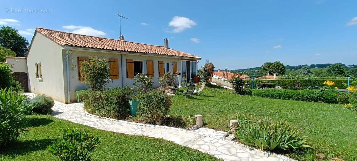 Maison à ROULLET-SAINT-ESTEPHE