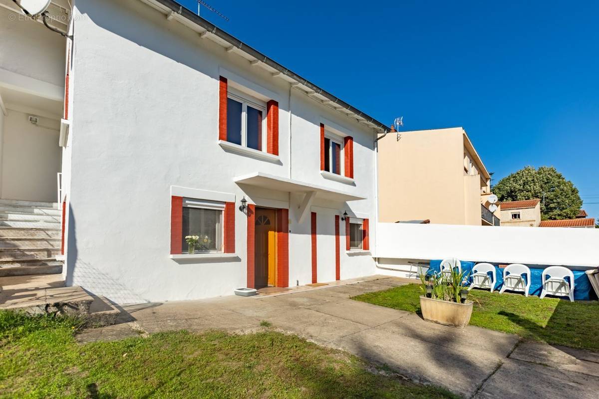 FACADE ET JARDIN - Maison à BLAYE-LES-MINES