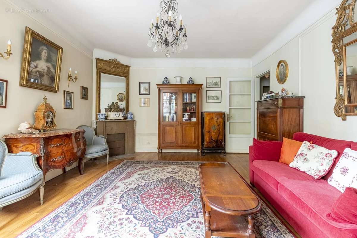 Appartement à NEUILLY-SUR-SEINE