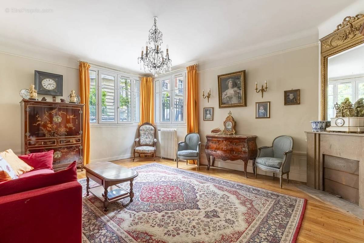 Appartement à NEUILLY-SUR-SEINE