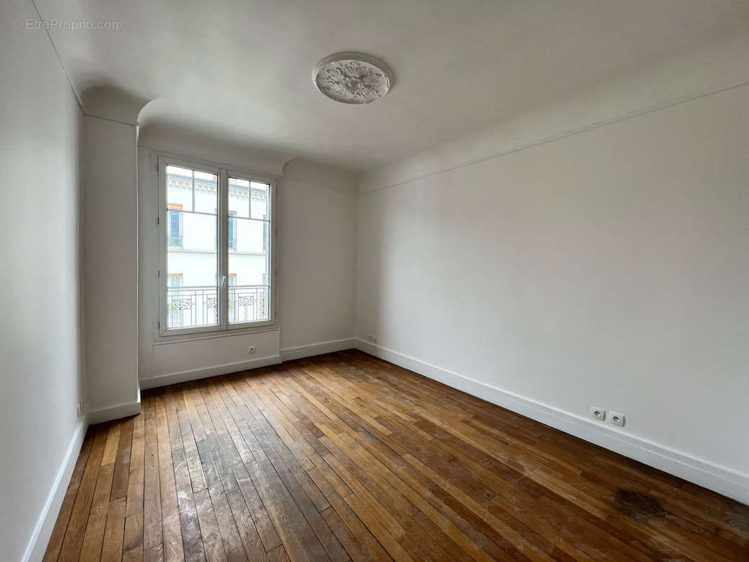 Chambre sur rue - Appartement à ASNIERES-SUR-SEINE