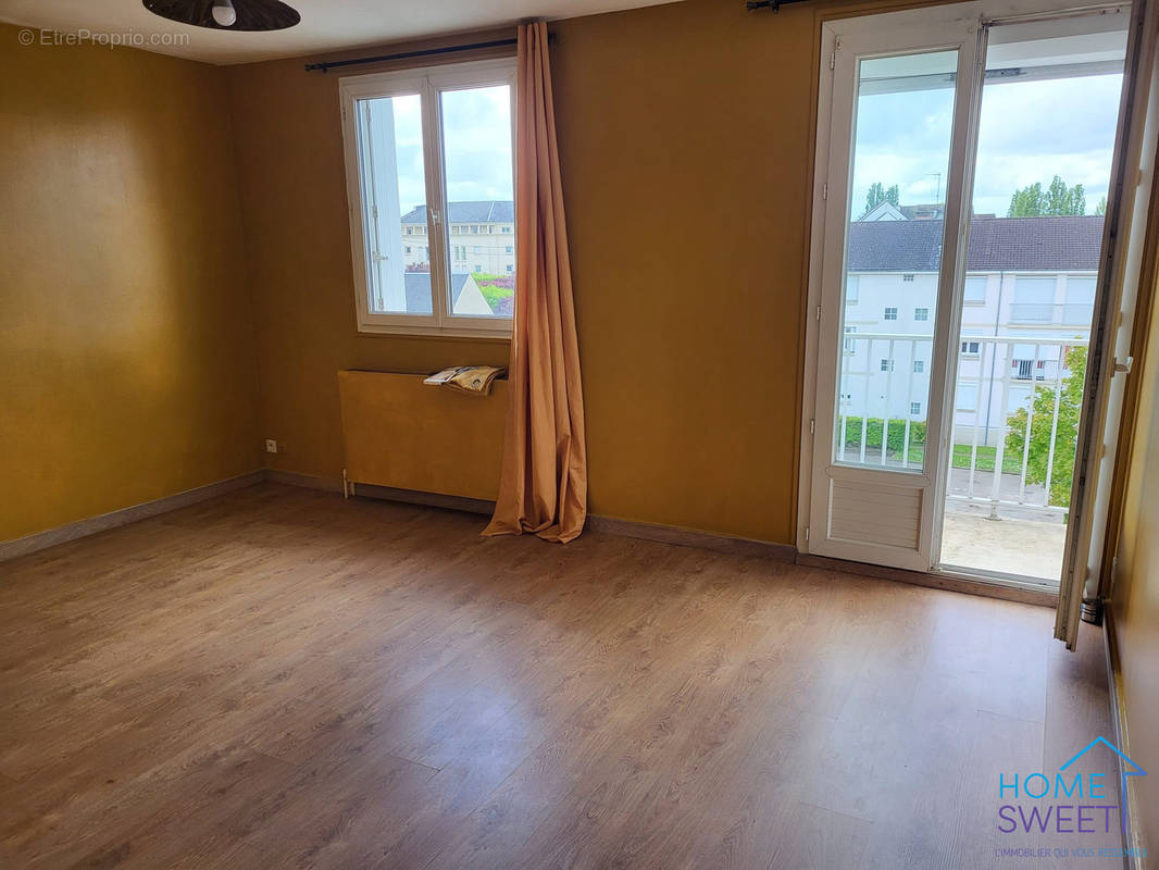 Piece de vie avec balcon - Appartement à FLEURY-LES-AUBRAIS