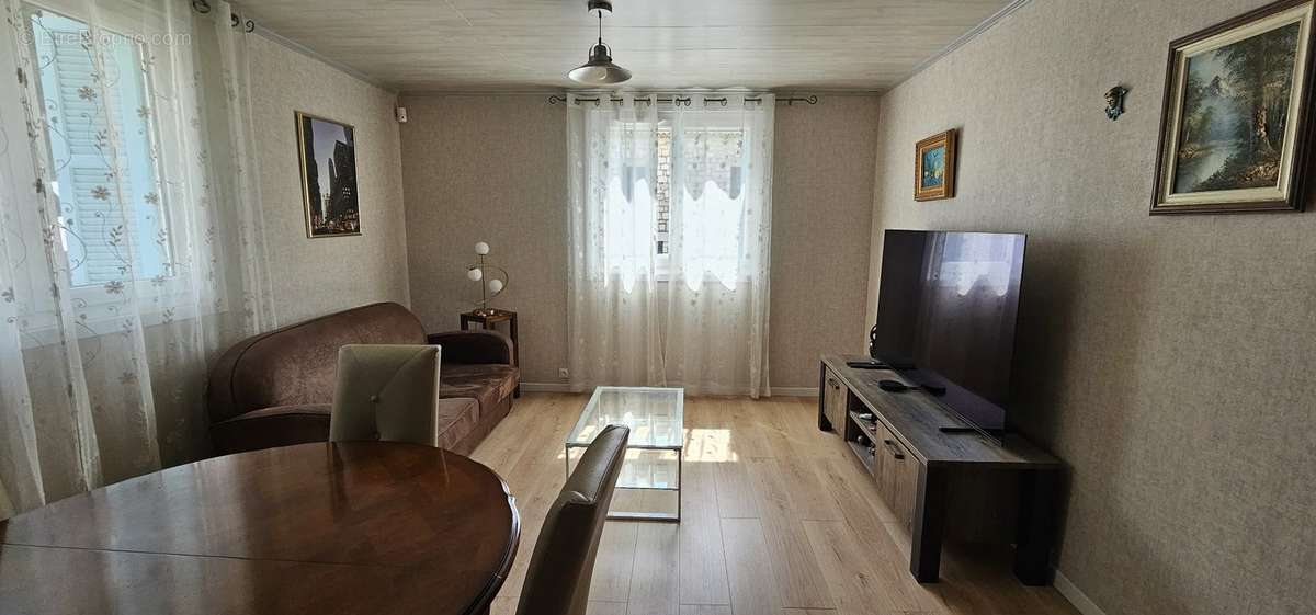 Appartement à TOURRETTE-LEVENS