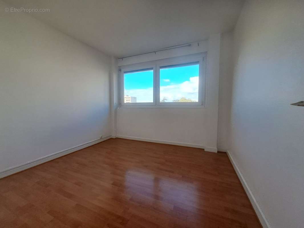 Chambre 1 - Appartement à VILLEURBANNE