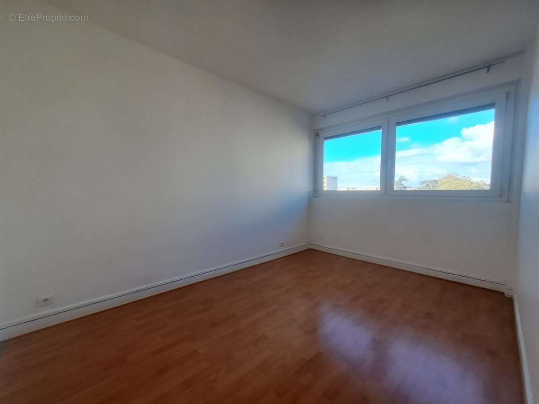 Chambre 2 - Appartement à VILLEURBANNE