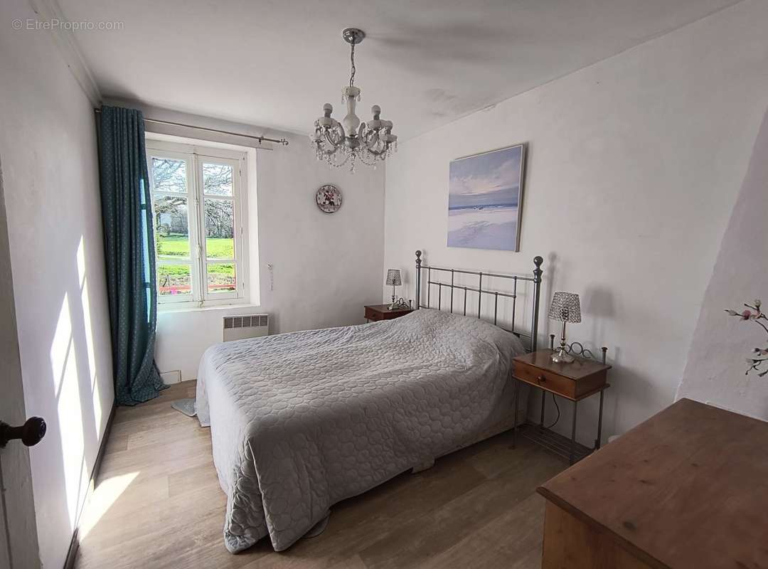 Bedroom 1 - Maison à MAISON-FEYNE