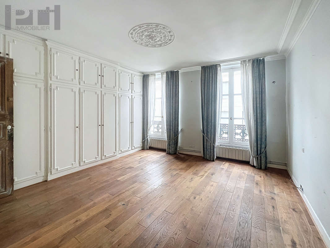 Appartement à PARIS-1E