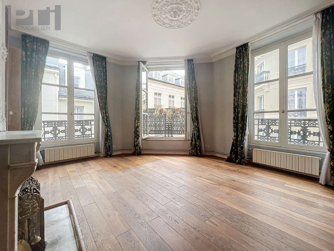 Appartement à PARIS-1E