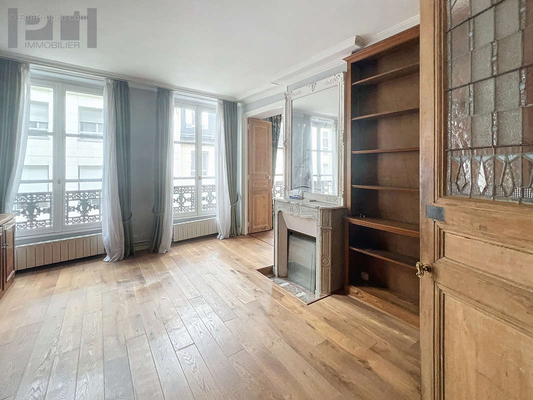 Appartement à PARIS-1E