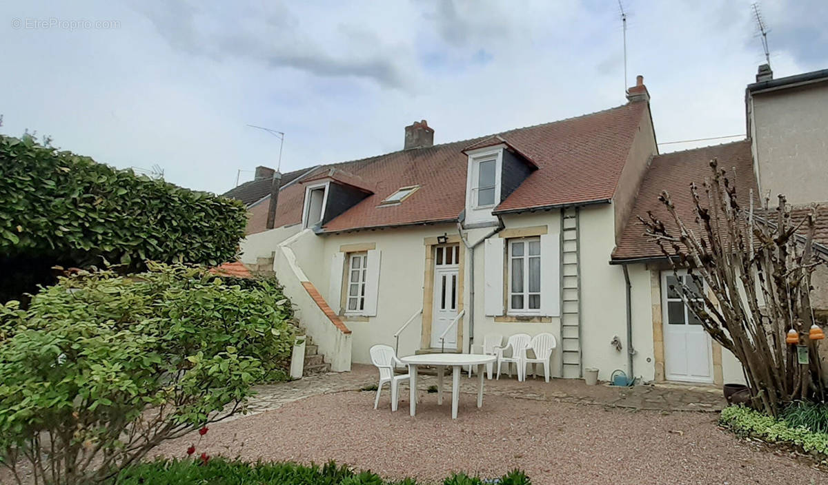 Maison à LA GUERCHE-SUR-L&#039;AUBOIS