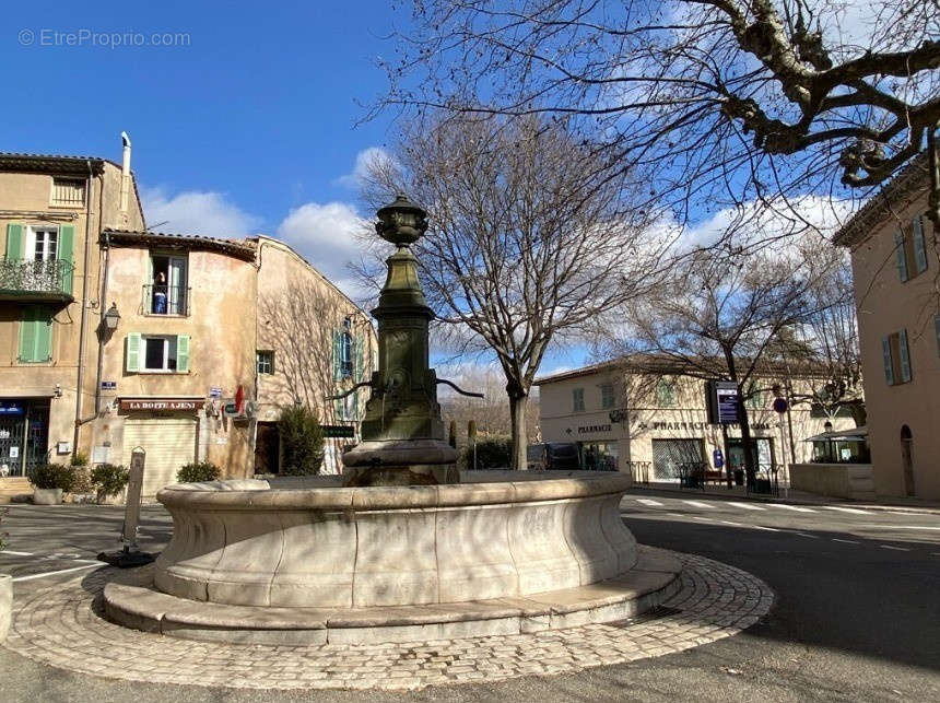 Commerce à SAINT-CEZAIRE-SUR-SIAGNE