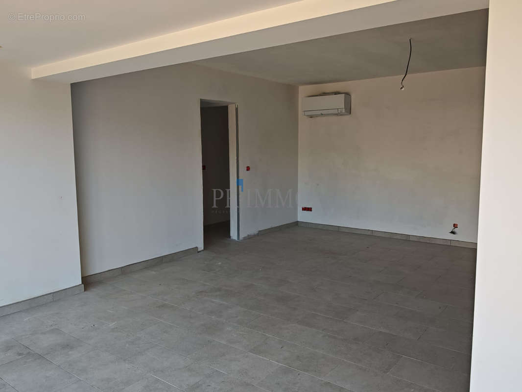 Appartement à ROQUEBRUNE-SUR-ARGENS