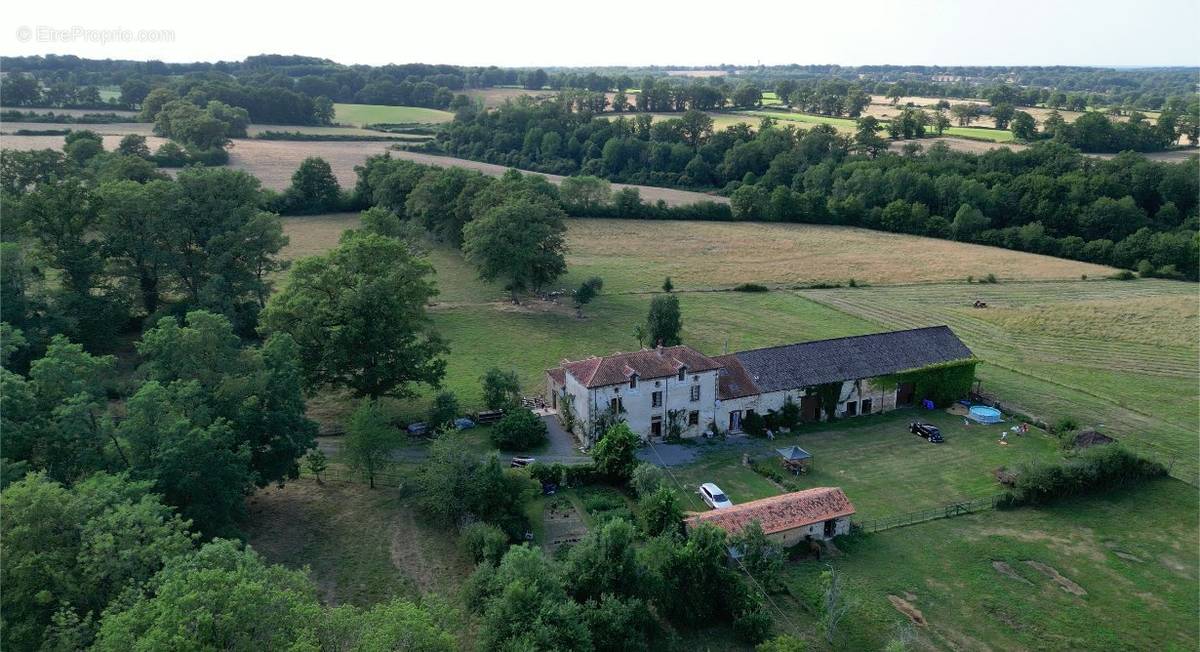 Maison à BUSSIERE-POITEVINE