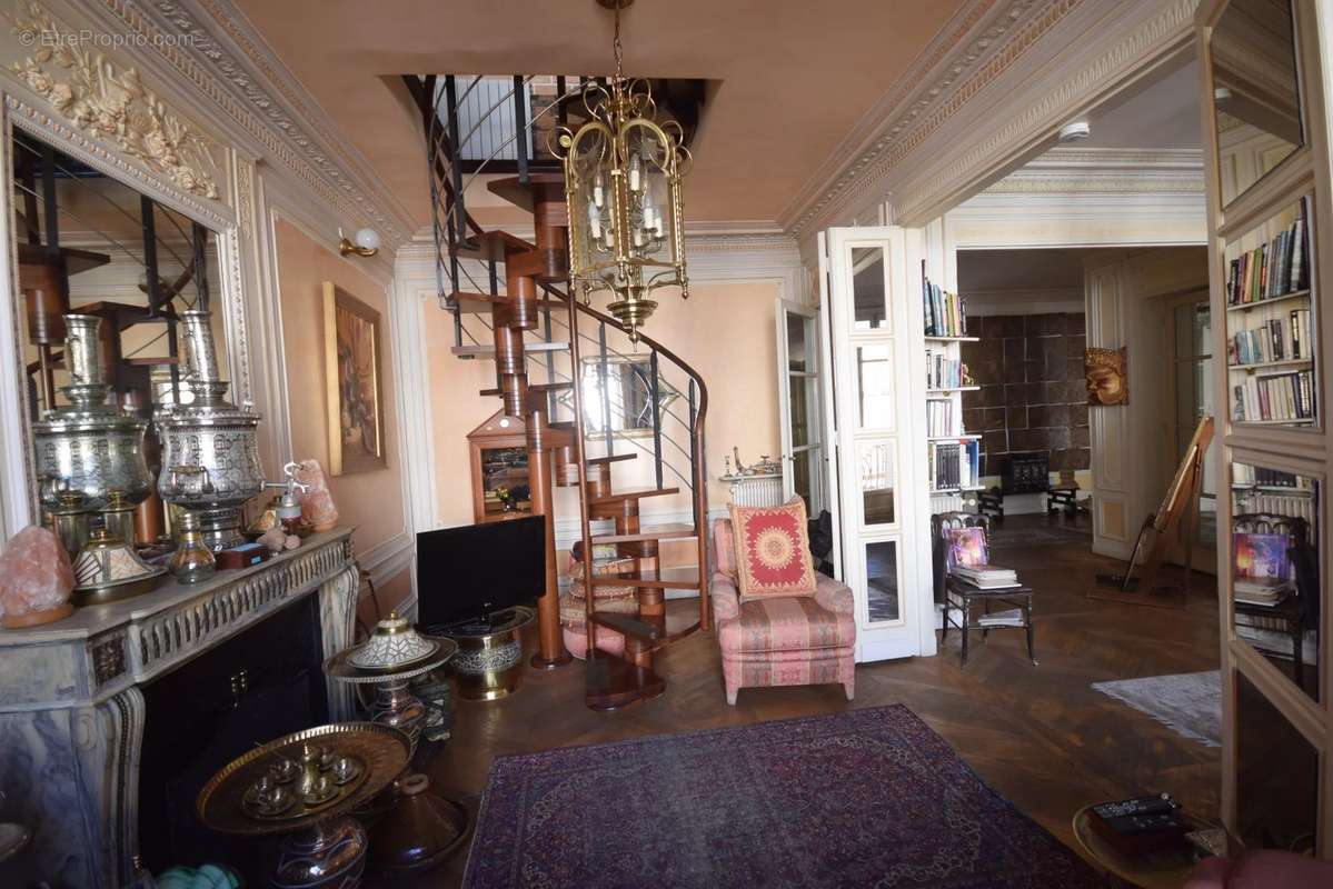 Appartement à PARIS-8E