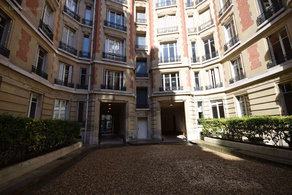 Appartement à PARIS-8E