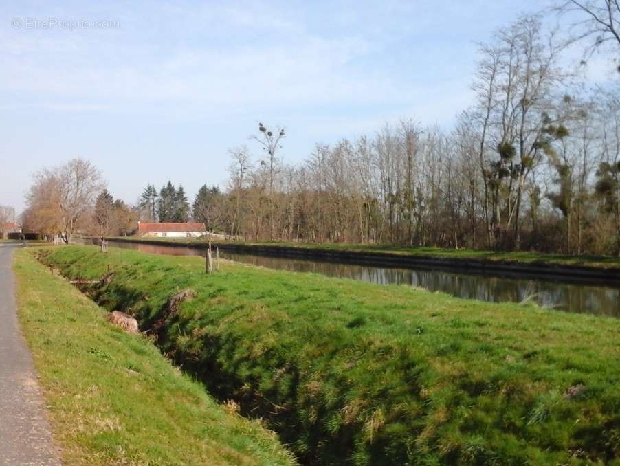 Terrain à GARNAT-SUR-ENGIEVRE