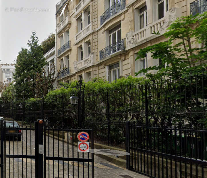 Appartement à PARIS-16E