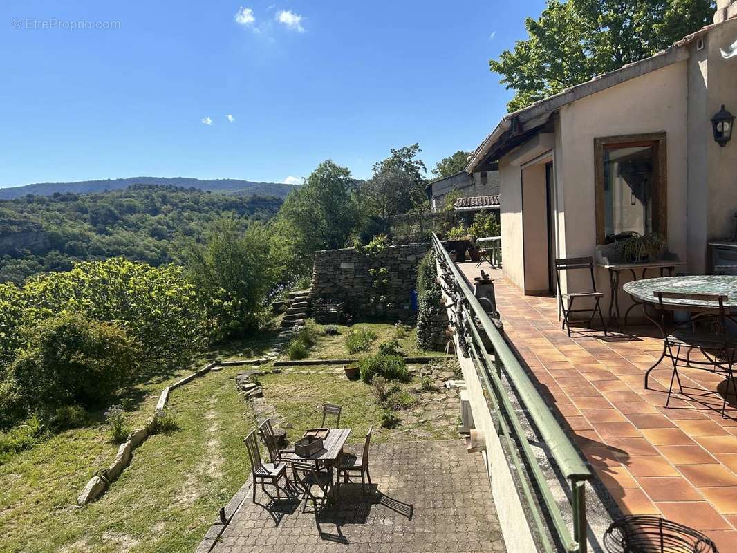 Maison à LA ROQUE-SUR-PERNES